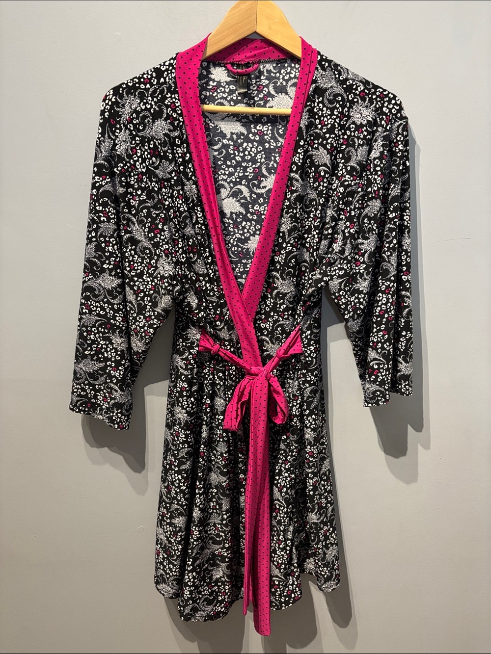Marilyn Monroe Intimates Black Patterned Robe - Picture 2 of 6